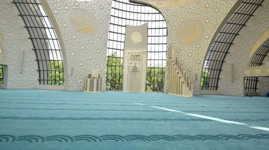 G&ouml;rme Engelliler İ&ccedil;in &Ouml;zel Tasarlanan Cami Halısı Manisa&rsquo;da Dokundu