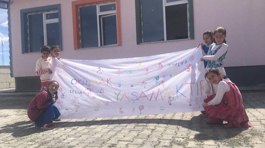 Sarıkamış&rsquo;ta &Ouml;ğrencilerden &ldquo;okumak Yaşamaktır &ldquo; Etkinliği