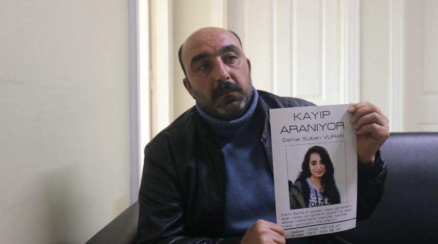 Kaybolan Kızını Her G&uuml;n 12 Saat Boyunca Sokaklarda Arıyor