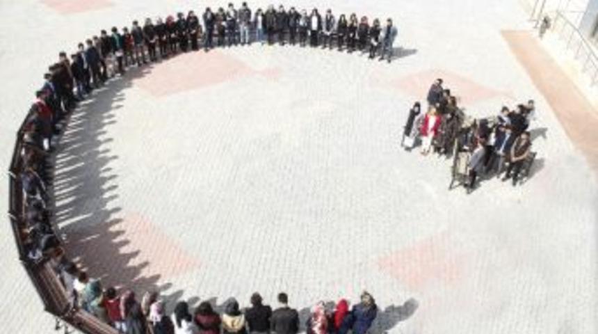 Yunak&rsquo;ta Ay Yıldızlı Kitap Okuma Etkinliği