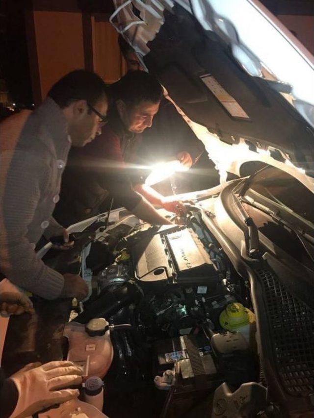 Motor Kısmına Sıkışan Kedi Uyutularak Kurtarıldı 1