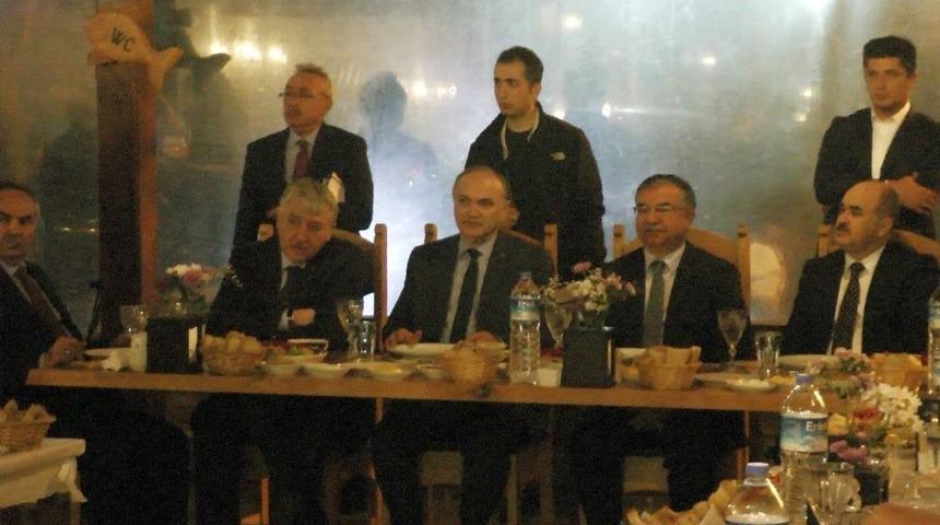 Bakan Yılmaz Ve &Ouml;zl&uuml; Eğitime Katkı Veren Hayırsever İş Adamlarını &Ouml;d&uuml;llendirdi