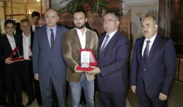 Bakan Yılmaz Ve Özlü Eğitime Katkı Veren Hayırsever İş Adamlarını Ödüllendirdi 1