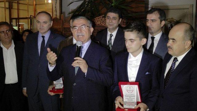 Bakan Yılmaz Ve Özlü Eğitime Katkı Veren Hayırsever İş Adamlarını Ödüllendirdi 2