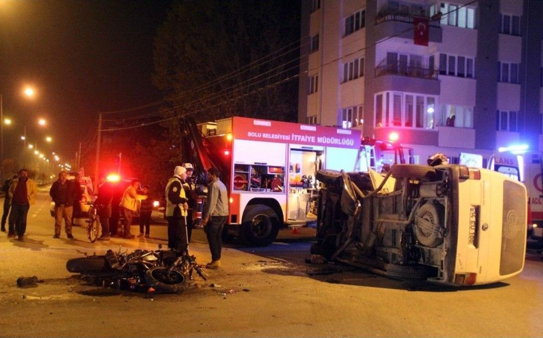 Motosikletiyle &Ccedil;arparak Devirdiği Minib&uuml;s&uuml;n İ&ccedil;inde Sıkıştı