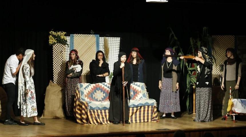 Gen&ccedil; Tiyatrocular Sahnede Devleşti