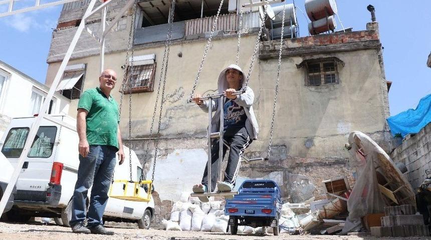 &Ccedil;ocukların Oynamadığı Engelli Oğluna &Ouml;zel Park Kurdu