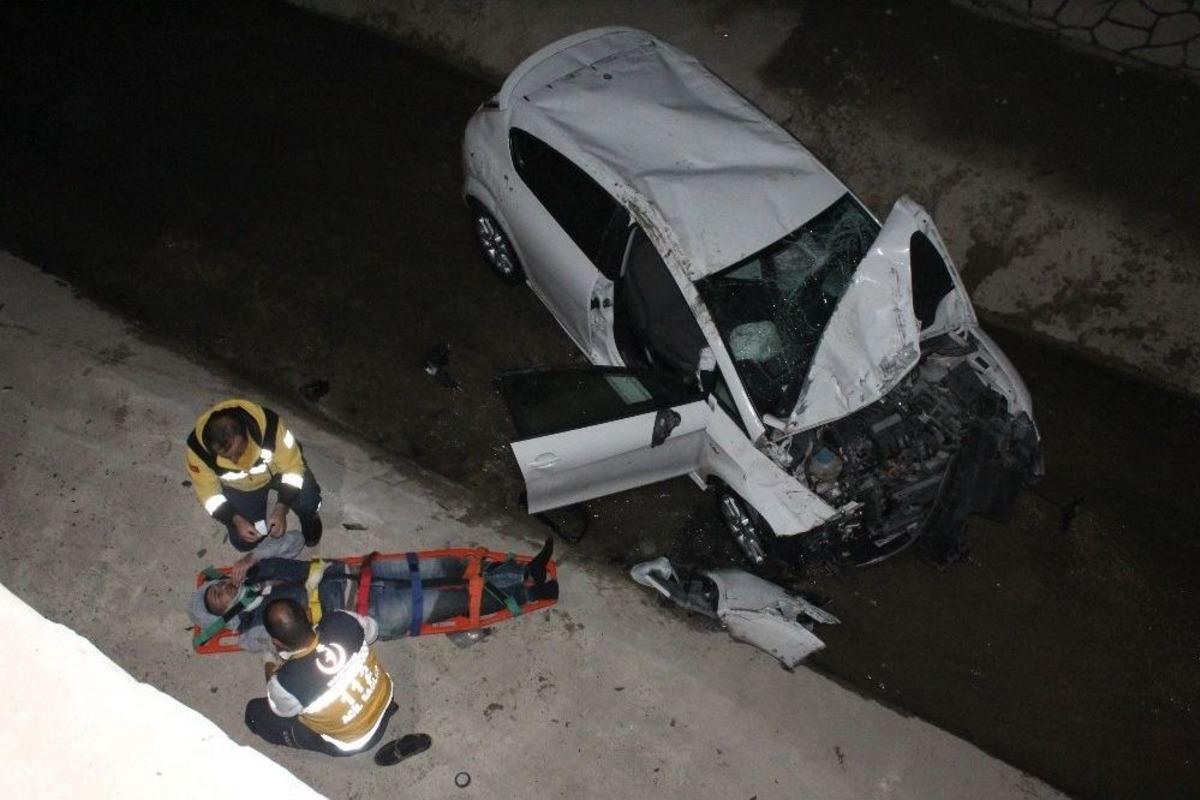 Otomobil Kanala U&ccedil;tu, Vatandaşlar Yaralıların &Ccedil;ıkarılmasını Seyretti: 2 Yaralı