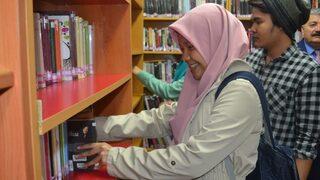 Endenozyalı Öğrenciler, Halk Kütüphanesine Üye Oldu