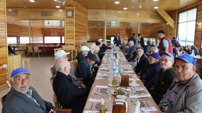 Huzurevi Sakinleri Yenice&rsquo;de Anneler G&uuml;n&uuml;&rsquo;n&uuml; Kutladılar