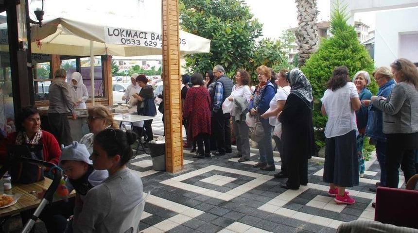 Nil&uuml;fer Kadın Korosu Lokma Dağıttı