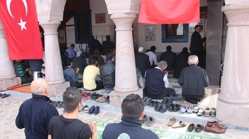 Cemaate T&uuml;rk Bayrağı Dağıttılar