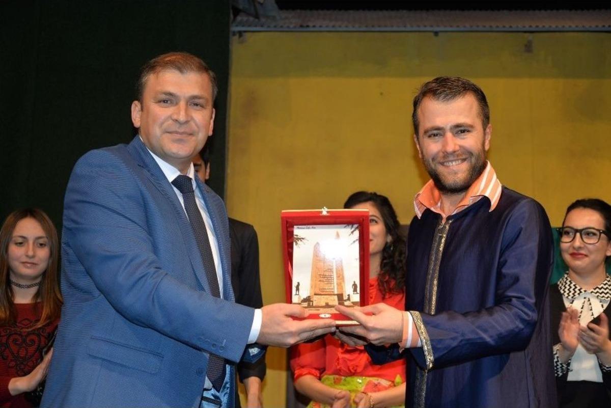 &ldquo;şenlik &Ccedil;ıkmazı&rdquo; Adlı Oyun Boz&uuml;y&uuml;kl&uuml;leri Kahkahaya Boğdu