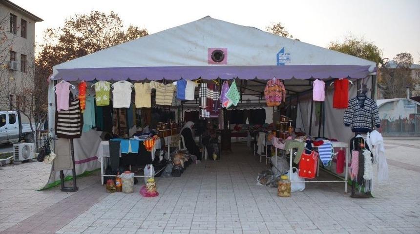 Emek&ccedil;i Ev Hanımları Kapalı Bir Mekan Yapılmasını İstiyor