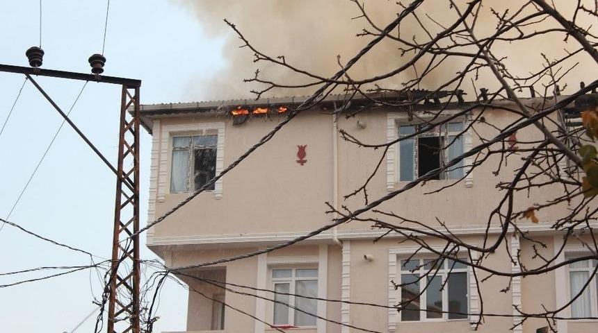 (&ouml;zel Haber) Avcılar&rsquo;da Ev Yangınında T&uuml;p&uuml;n Patlama Anı Kamerada