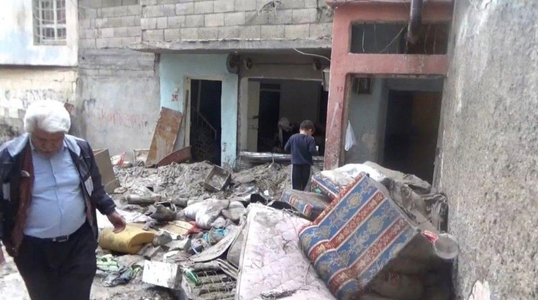 Vatandaşlar Selden Geriye Kalan Sağlam Eşyalarını Kurtarmaya &Ccedil;alışıyor