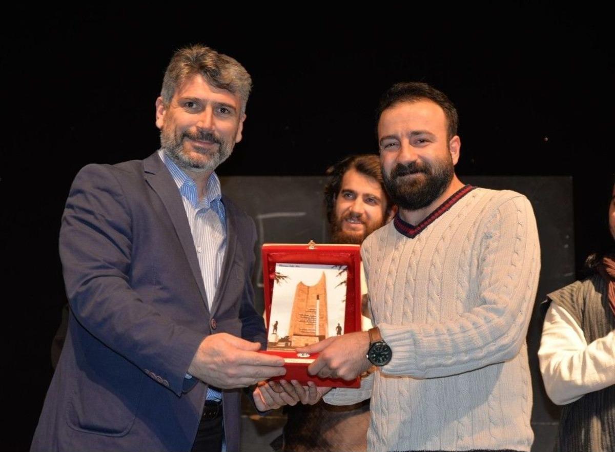 Boz&uuml;y&uuml;k&rsquo;te Sahnelenen Oyunda Umeyr&rsquo;in Hikayesi İzleyenleri Duygulandırdı