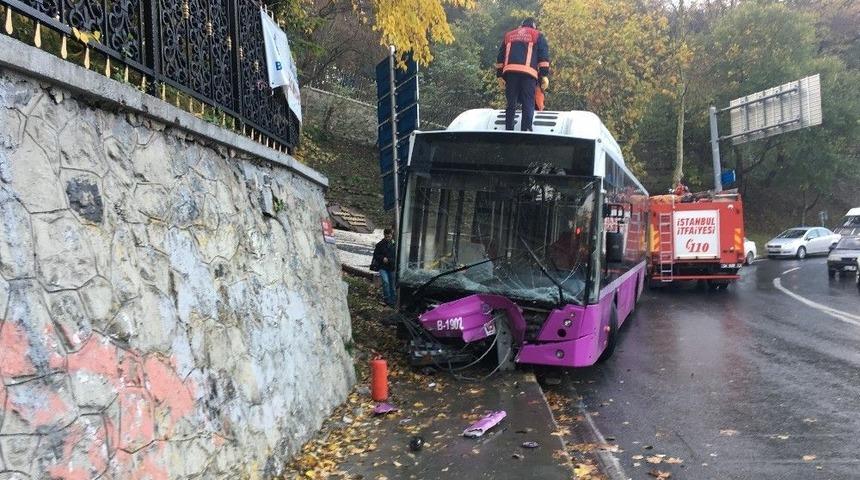 Freni Boşalan &Ouml;zel Halk Otob&uuml;s&uuml; Bariyerlere &Ccedil;arparak Durabildi