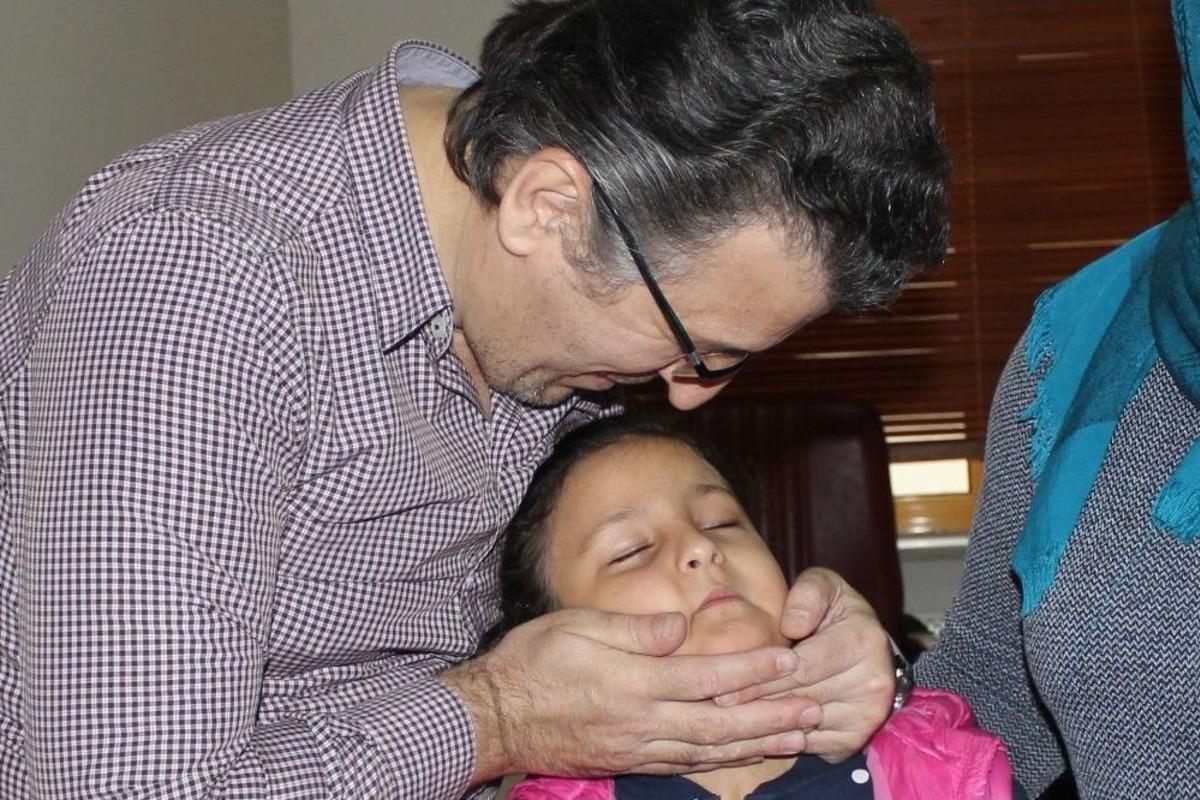 (&ouml;zel Haber) Minik Hastasını Oyun Oynayarak Mutlu Etti