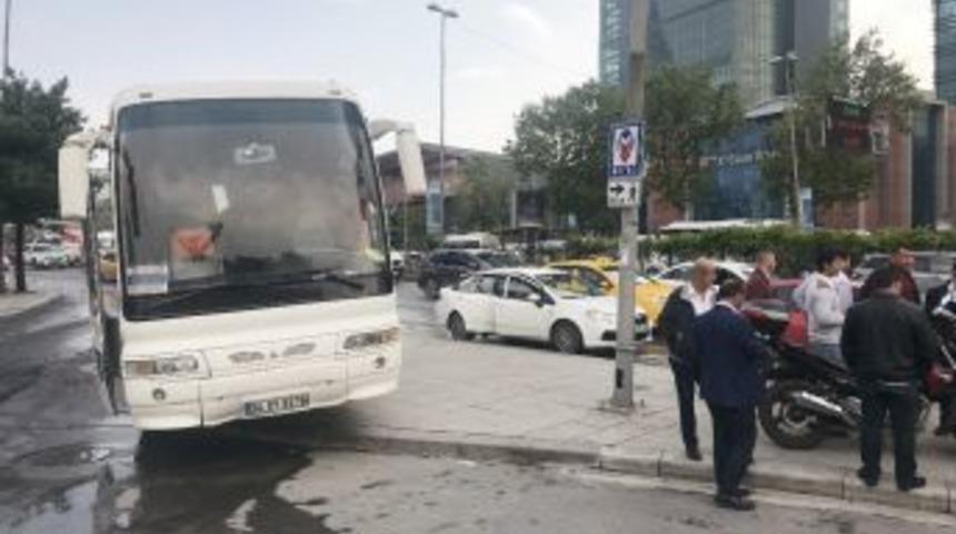 İstanbul&rsquo;da Trafikte Yol Verme Kavgası Kanlı Bitti: 1 Yaralı