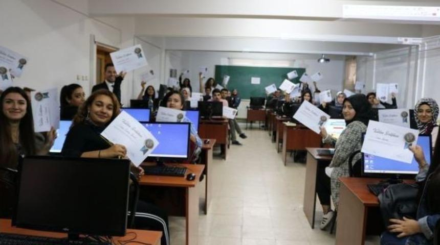 40 &Uuml;niversite &Ouml;ğrencisine Photoshop Kursu