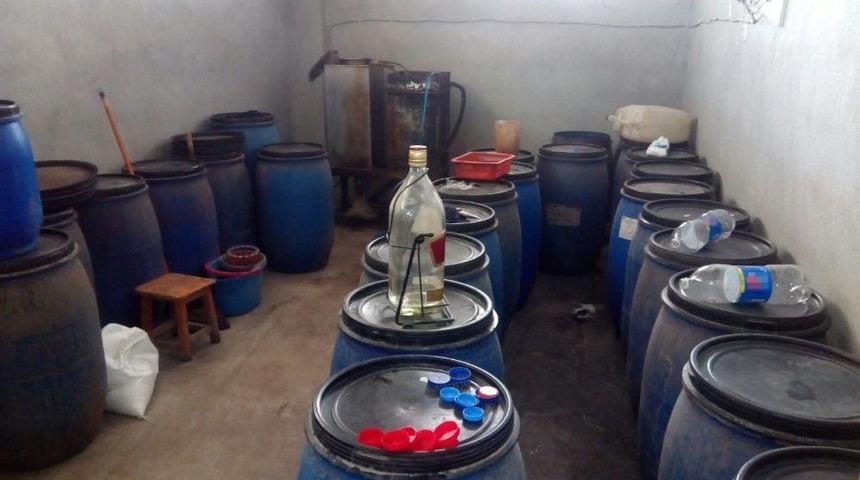 Adana&rsquo;da 2.5 Ton Sahte Rakı Ele Ge&ccedil;irildi