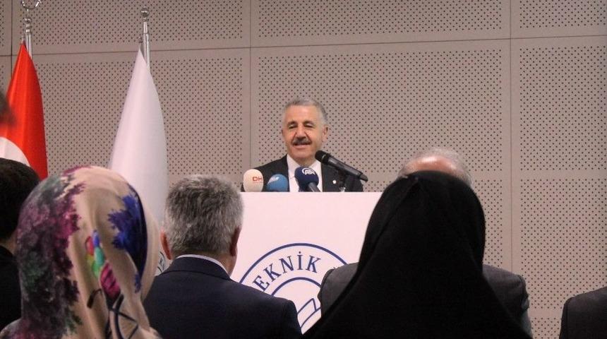 Bakan Arslan, İt&uuml;&rsquo;de &Ouml;ğrencilerle Bir Araya Geldi