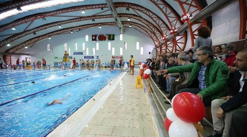 Karşıyaka&rsquo;nın Havuzunda 6 Ayda 20 Bin Kişi Y&uuml;zd&uuml;