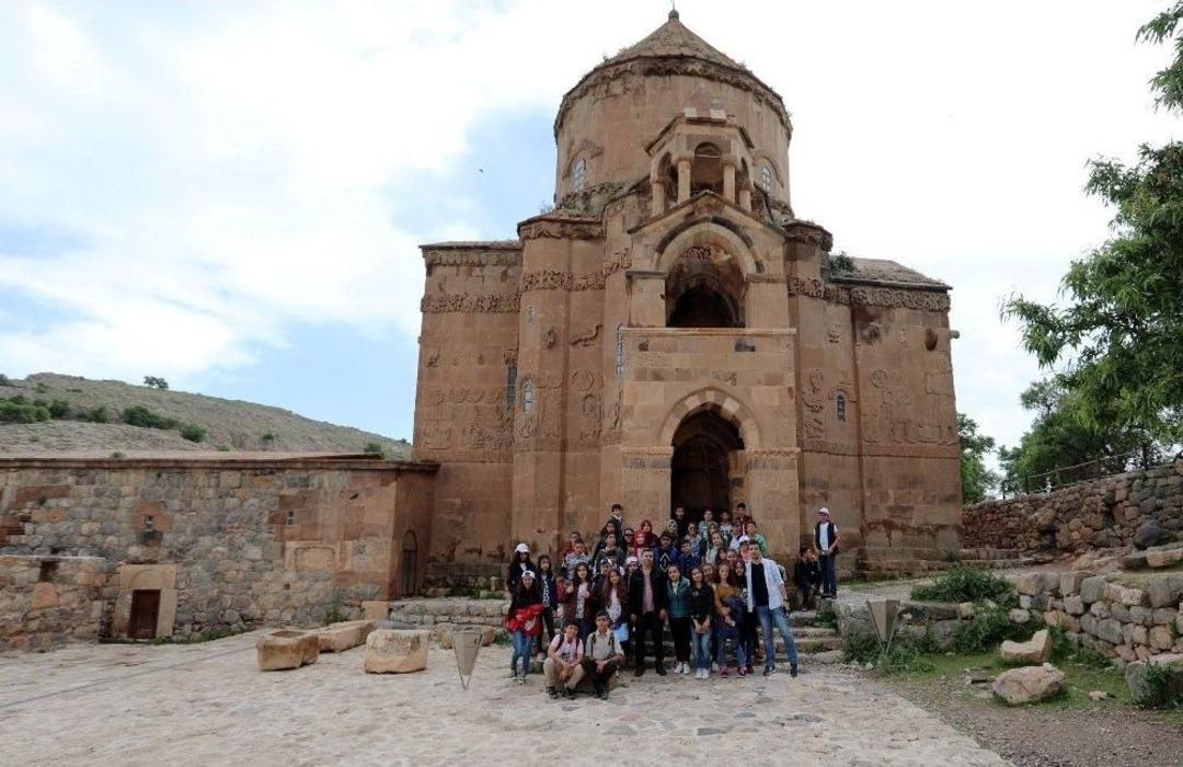 Van B&uuml;y&uuml;kşehir Belediyesi &Ouml;ğrencileri Van G&ouml;l&uuml;&rsquo;nde Mavi Tura &Ccedil;ıkardı