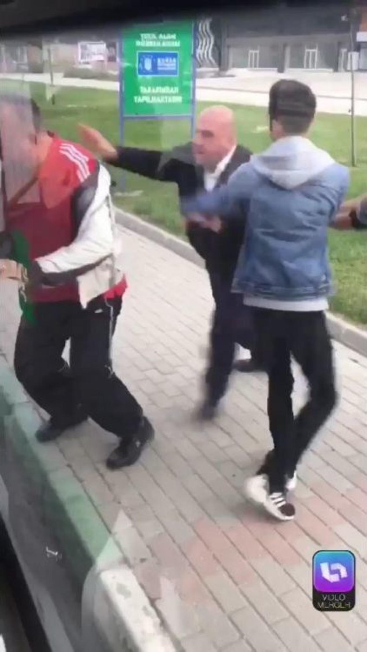 Şof&ouml;r, Yolcuyu Otob&uuml;sten İterek Aşağı Attı