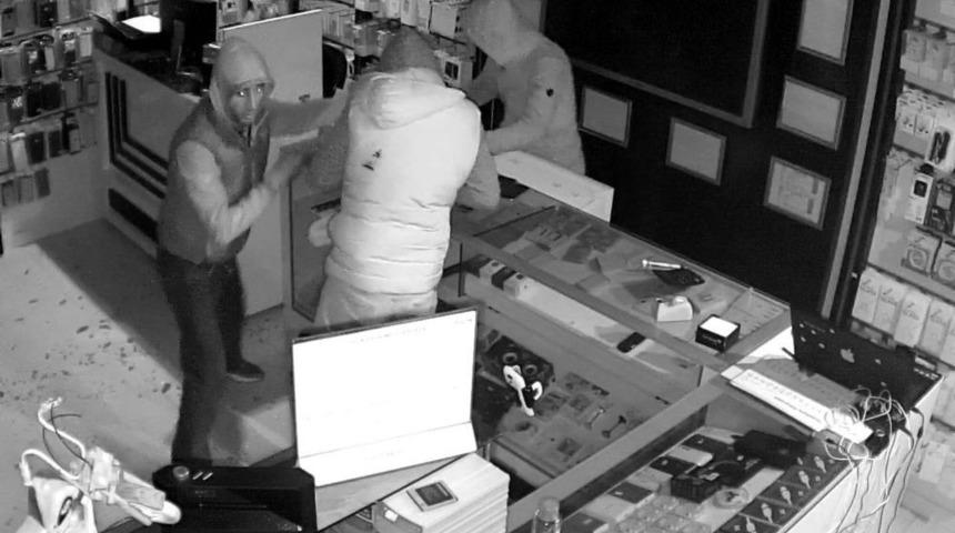 Hırsızlar Kısa Sürede Binlerce Liralık Telefonu Çaldı