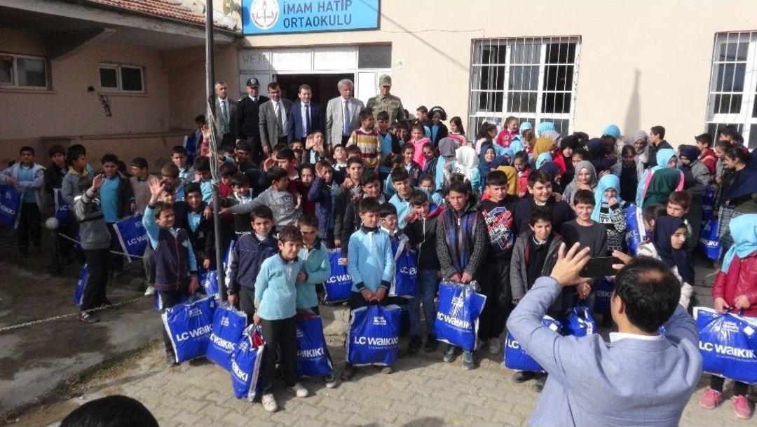 K&uuml;&ccedil;&uuml;k&rsquo;ten 7 Bin 500 &Ouml;ğrenciye Kışlık Elbise Yardımı