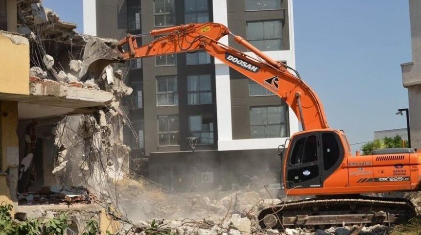 Akdeniz’de Metruk Binalar Yıkılıyor