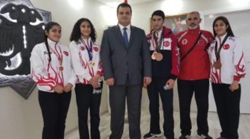 Şampiyonlara Başkan &Ouml;zkan Sahip &Ccedil;ıktı