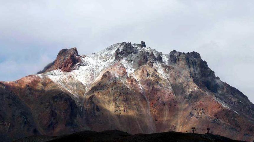 Erciyes Dağı'na mevsimin ilk karı yağdı