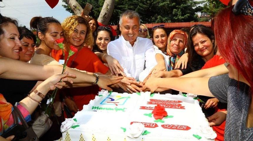 Minik Y&uuml;reklerden Annelere Anlamlı Kutlama