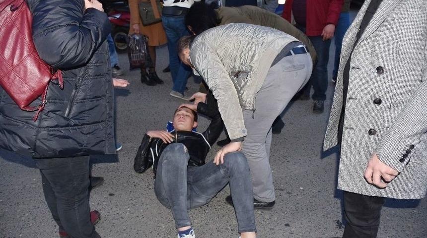 Otomobile &Ccedil;arpan Motosikletli Yaralandı