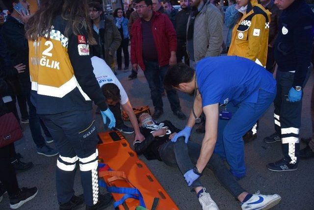 Otomobile &Ccedil;arpan Motosikletli Yaralandı 1