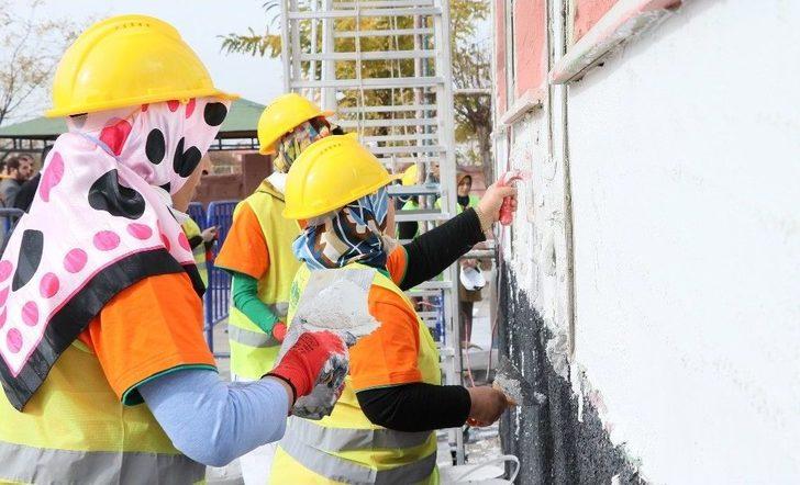 Ellerinin Hamuruyla Harç Karıp, Sıva Ve Boya Yapıyorlar G3