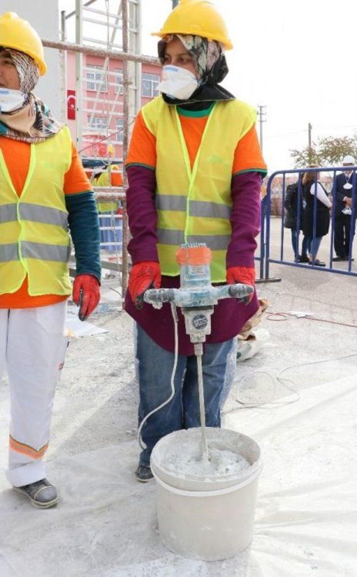 Ellerinin Hamuruyla Harç Karıp, Sıva Ve Boya Yapıyorlar G1