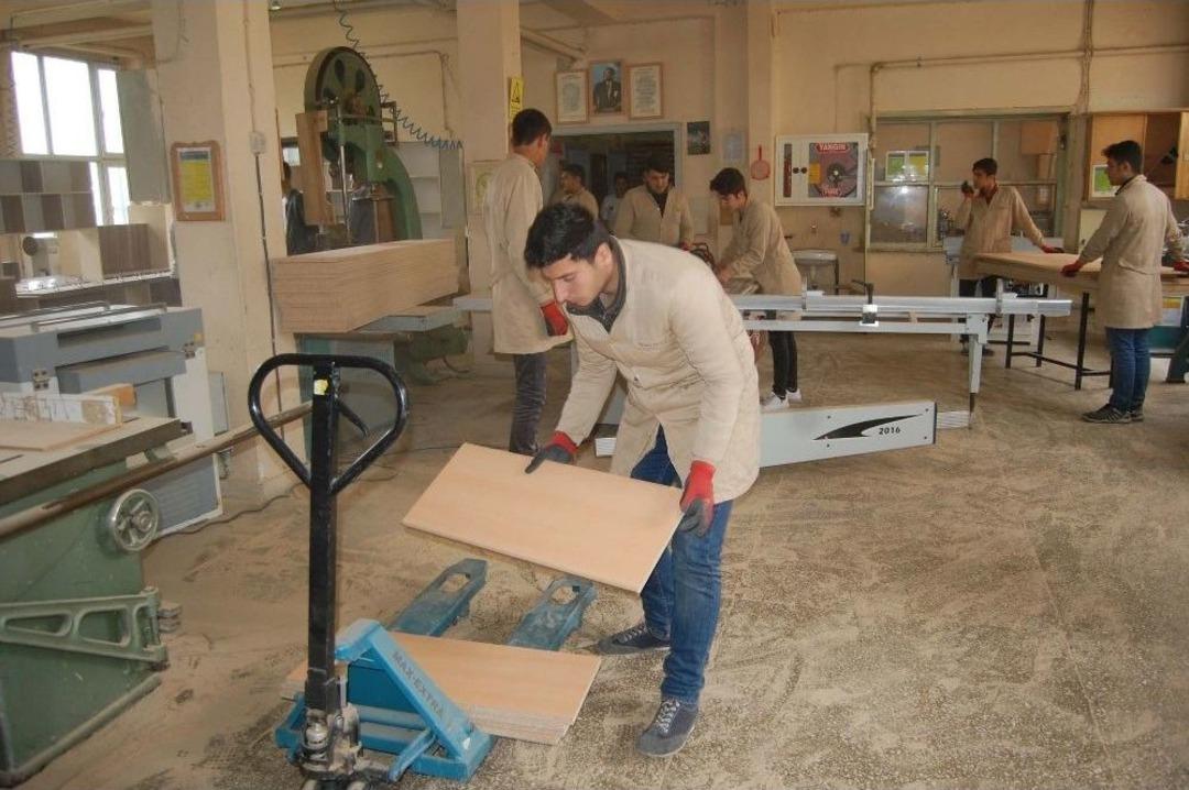 (&ouml;zel Haber) Fabrika Gibi &Ccedil;alışan Okuldan Muhta&ccedil; &Ouml;ğrencilere Mobilya Yardımı