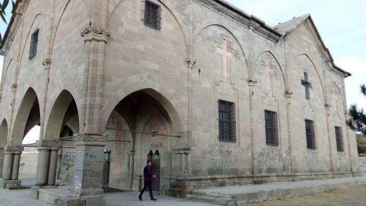 Tarihi Kiliseye Duvar Yazısı G1