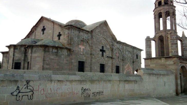 Tarihi Kiliseye Duvar Yazısı G3