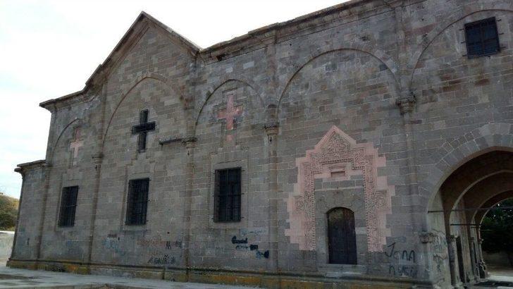 Tarihi Kiliseye Duvar Yazısı G4