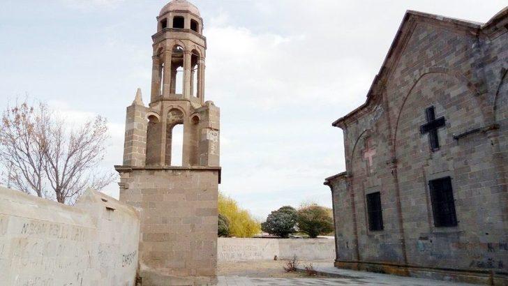 Tarihi Kiliseye Duvar Yazısı G5