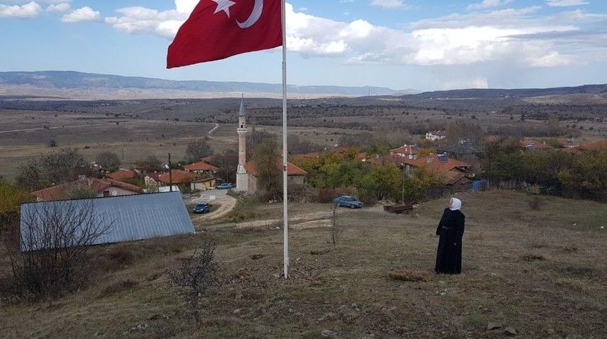 Köyü İçin Diktiği 7 Metrelik Bayrağı Göndere Çekti