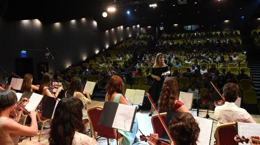 Konyaaltı Belediyesi Keman Orkestrası B&uuml;y&uuml;ledi