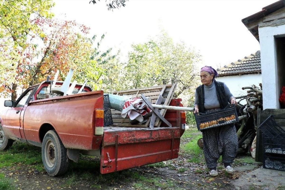 (&ouml;zel Haber) 71 Yaşındaki Fatma Teyze Kamyonet Kullanarak Semt Pazarlarına &Uuml;r&uuml;n Taşıyor