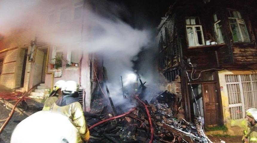 Fatih&rsquo;te 2 Katlı Ahşap Binada Korkutan Yangın