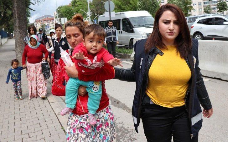 Dolandırıcı Kadınların Fotoğraflarını Görenler Emniyete Koştu G3